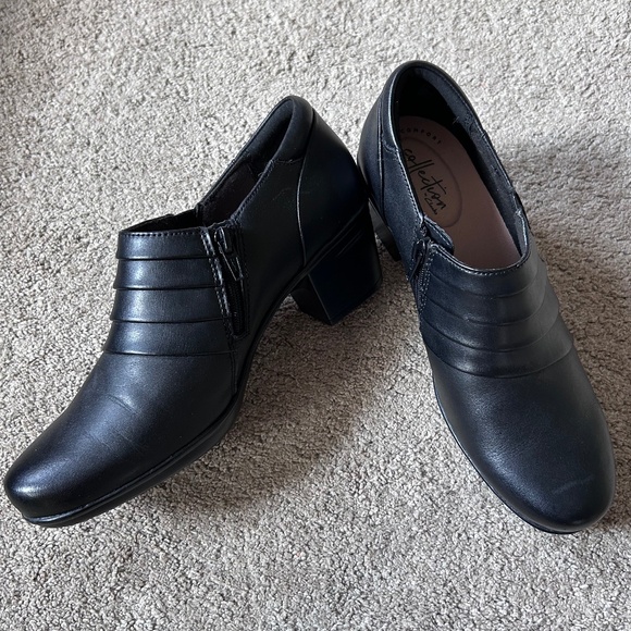 ☀️Ultimate Comfort By Clark’s Zip Side Bootie Heel - Picture 1 of 12
